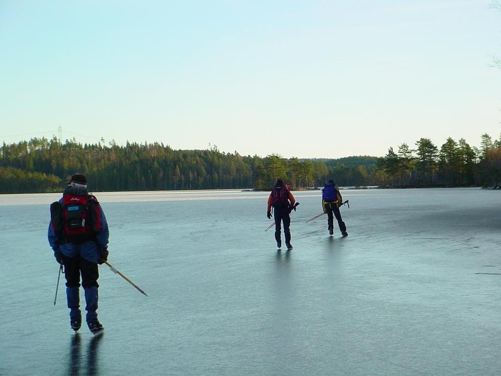 20/12 -06 Sex sjöar, vid Blåbärskullen och Lene - 3 bilder.